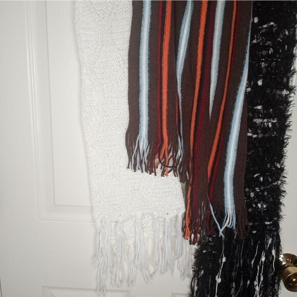 Lot of 3 Pieces White Black Striped Knitted Fringed Women's Scarfs - Picture 2 of 15
